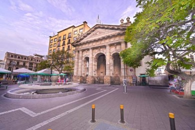 El Colegio de Santo Tomás de Aquino (hoy Biblioteca Iberoamericana), fue el primer centro educativo jesuita donde se impartieron “altos estudios de latinidad” fuera de la capital de la Nueva España. En 1793 fungió como sede de la primera Universidad de Guadalajara