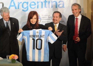 Alberto Kornblihtt (extrema derecha) recibe una camiseta de la Selección argentina de futbol de manos de la presidenta de ese país, Cristina Fernández