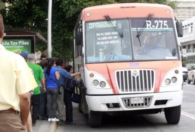 Alumnos y sociedad civil exigen una mejora integral del transporte público