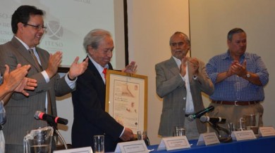 Reconocieron labor de Juan Francisco González en la ITESO Clavigero