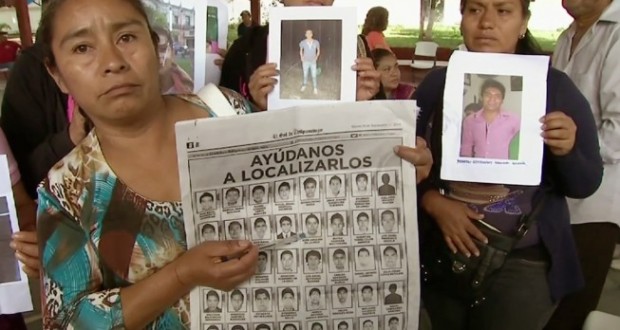 Padres de Ayotzinapa recibirán el Reconocimiento Tata Vasco