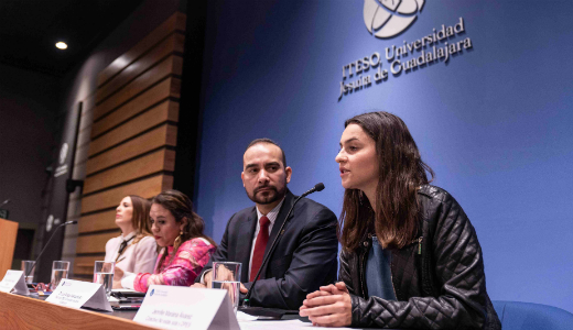 Dosia Calderón, integrante de la Comisión para atender asuntos de género del ITESO; María Eréndira CruzVillegas, cuarta visitadora general de la Comisión Nacional de Derechos Humanos; Luis Arriaga, SJ, Rector del ITESO, y Jennifer Mariana Álvarez, integrante del colectivo No estás sola ITESO